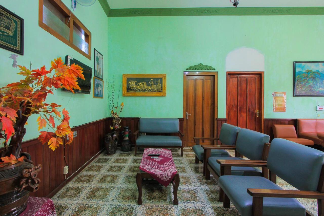 Spot On 2490 Griya Kencana Homestay Banyuwangi  Buitenkant foto